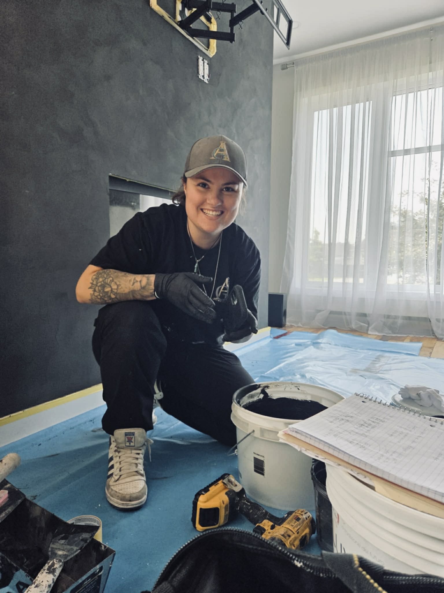 Artisane travaillant sur un mur décoratif en enduit à Drummondville