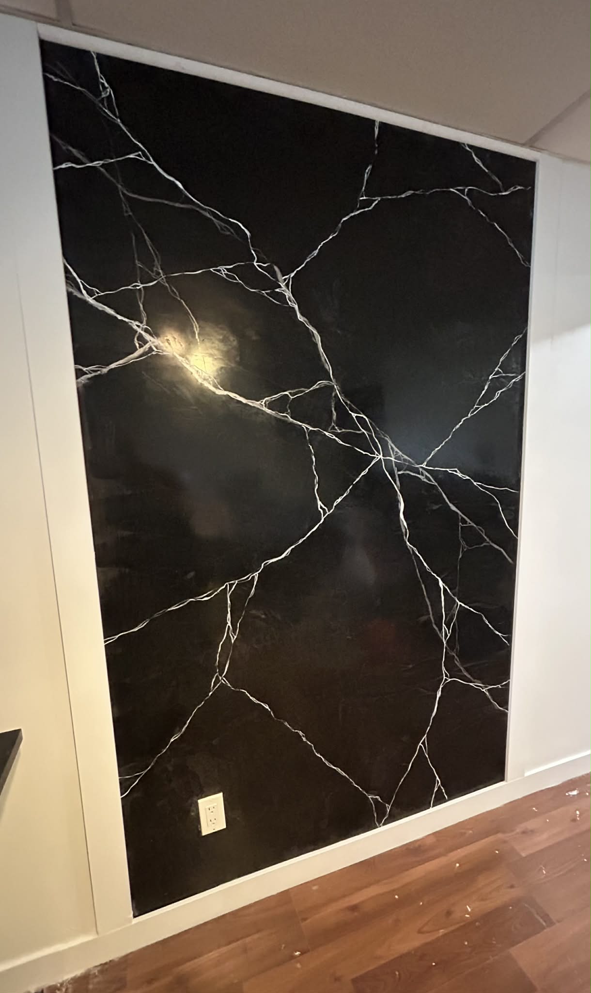 Mur décoratif effet marbre noir et blanc en plâtre vénitien  à Laval