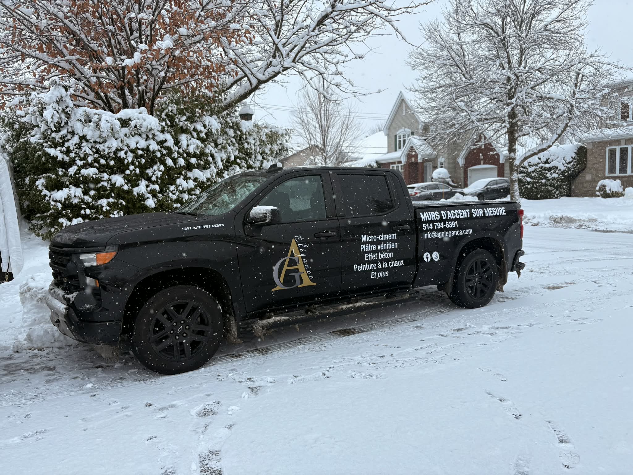 Camion spécialisé en plâtre vénitien, micro-ciment et murs d’accent  à Laval