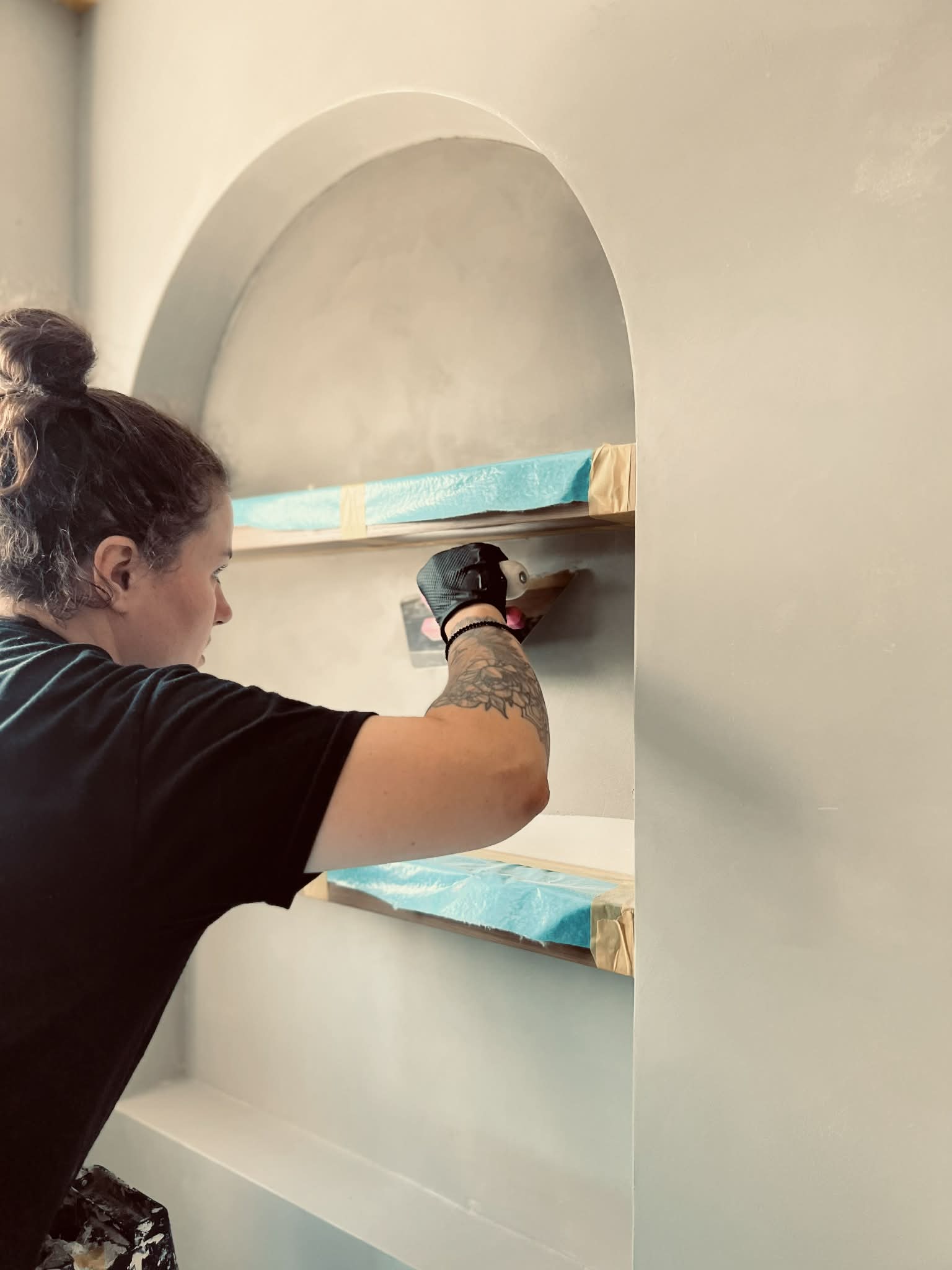 Application de micro-ciment dans une niche murale à Mirabel