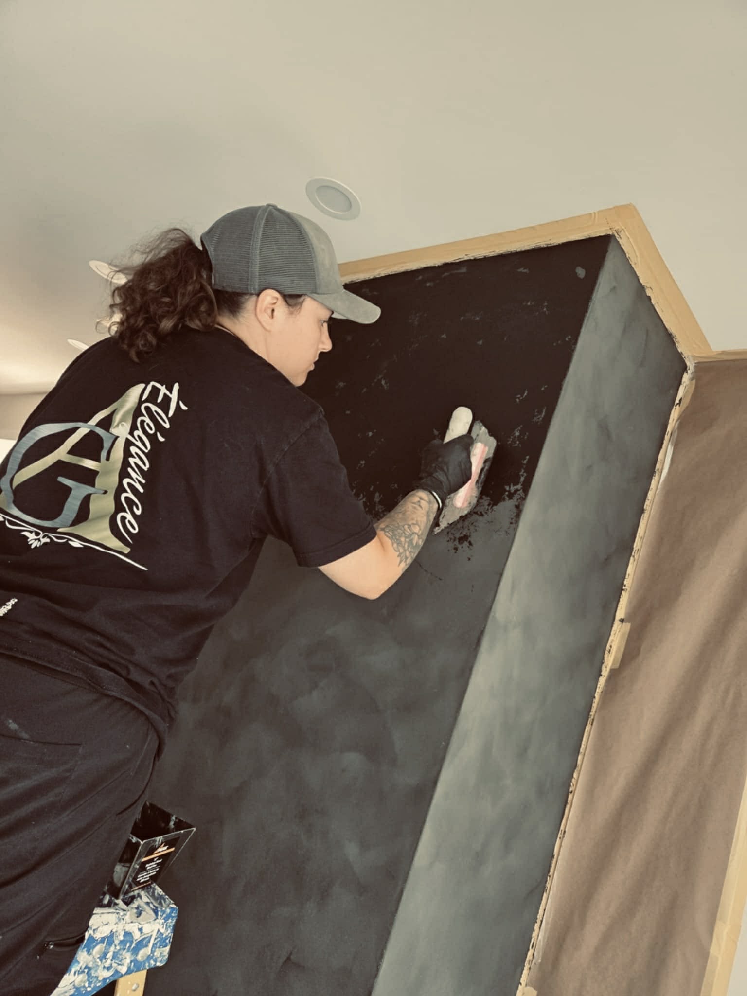 Mur décoratif en enduit noir texturé réalisé dans la région de Montréal